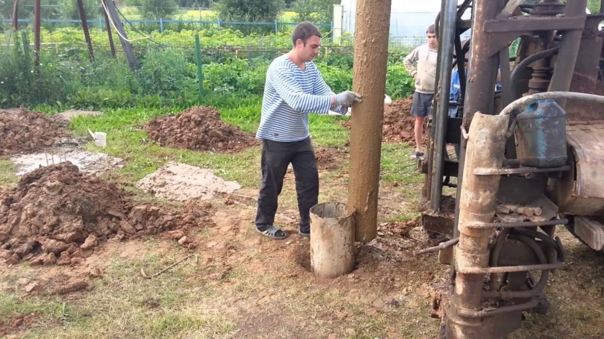 Шнековое бурение скважин станком угб-50. Бур для бурения скважины чертеж. Бурении скважины ударным способом. Ударно-канатное бурение скважин технология. Конструкция желонки для бурения скважин на воду.