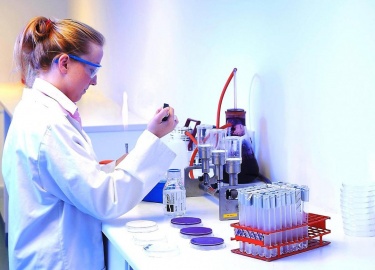 На какие показатели проверяется качество питьевой воды из скважины при анализе? Проводится ли химическое тестирование...