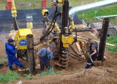 Не все владельцы дачных участков готовы тратить большие суммы на привлечение бурильщиков для постройки колодца. Однако удобство употребления воды с...