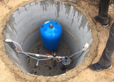 При покупке частного дома или дачи основная задача - провести водопровод. Если рядом проходит магистральная сеть, можно обрезать ветку, но чаще все...